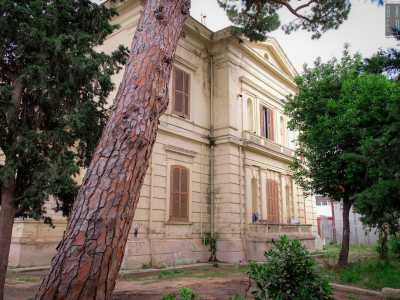 A distanza di quarant�anni dal primo liceo scientifico, nacque a Bari il �Fermi�, dal nome del celebre fisico. L�inaugurazione si ebbe nel 1965 nell'edificio via Celso Ulpiani che oggi ospita il "De Lilla", al quale si aggiunse negli anni successivi Villa Roth, edificio in stile liberty posto tra la stessa via Celso Ulpiani e via Annibale di Francia

